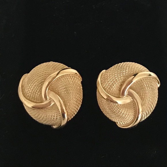 RARE VTG 1960s Crown Trifari Gold Tone Statement Earrings Basketweave Design - Picture 15 of 15